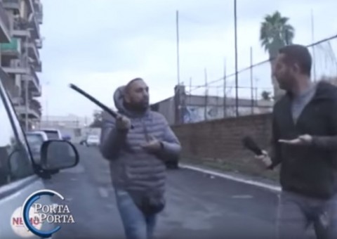 Entrevistado dá cabeçada e quebra nariz de repórter de TV 'Ao Vivo'; Vídeo