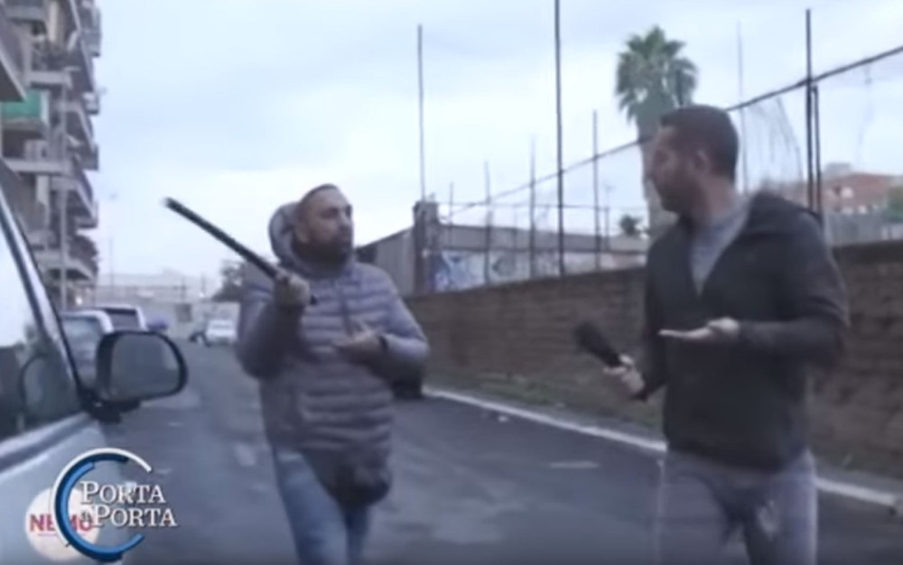 Entrevistado dá cabeçada e quebra nariz de repórter de TV 'Ao Vivo'; Vídeo