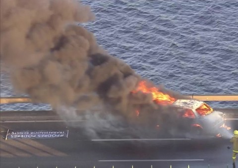 Carro é incendiado em ponte na manhã desta sexta-feira