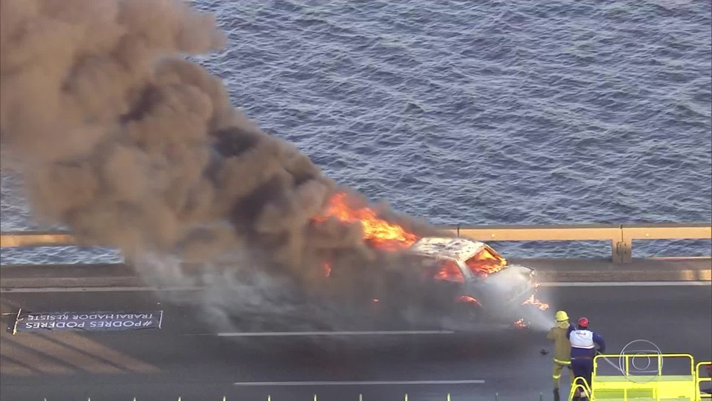 Carro é incendiado em ponte na manhã desta sexta-feira