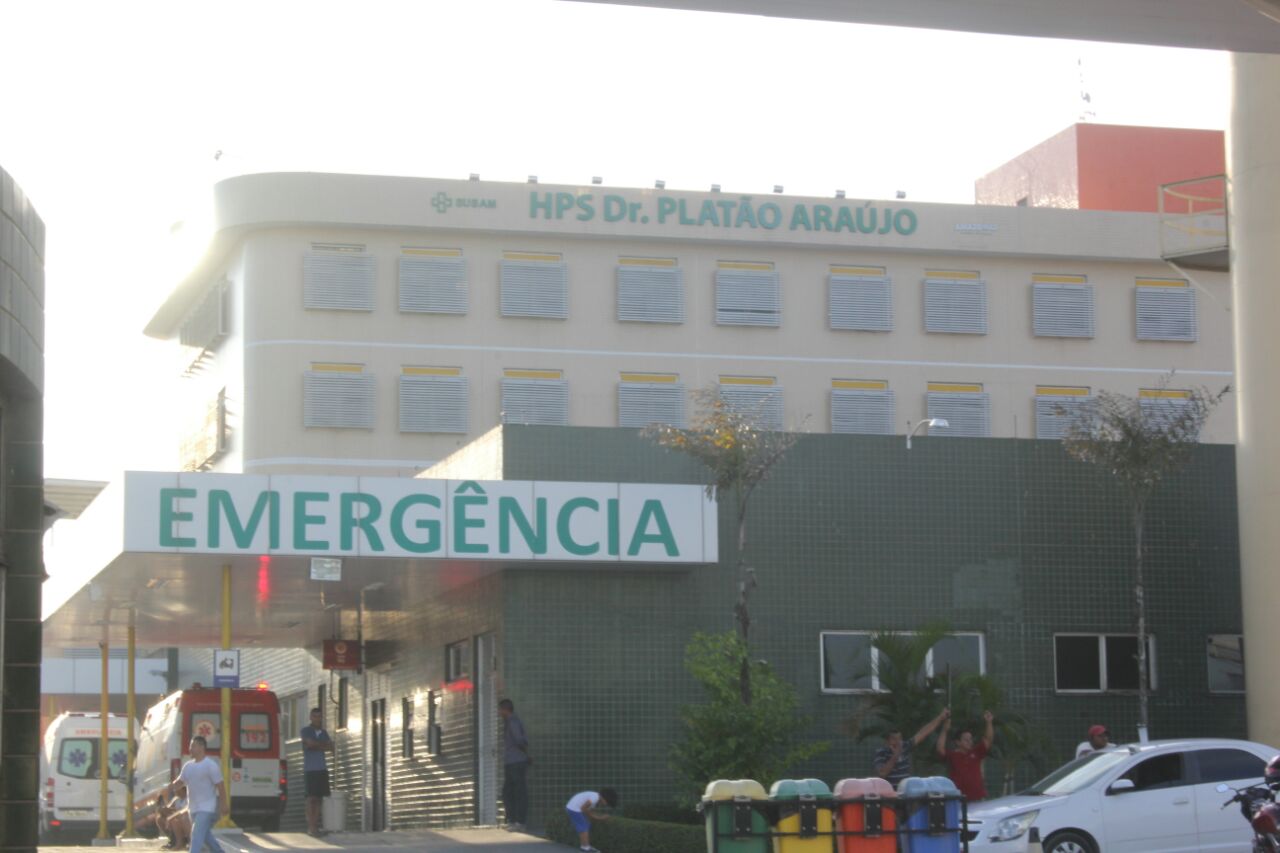 Homem é baleado por criminosos durante assalto na frente de casa em Manaus