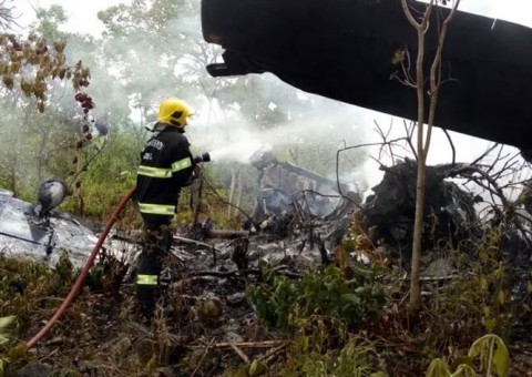 Avião pega fogo após cair com passageiros, mas milagre acontece
