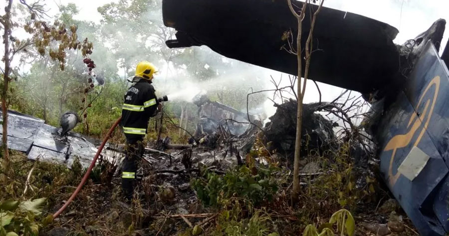 Avião pega fogo após cair com passageiros, mas milagre acontece
