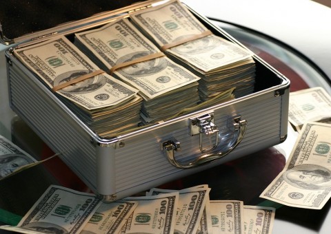 Mulher é condenada por fingir câncer terminal e receber fortuna em doações