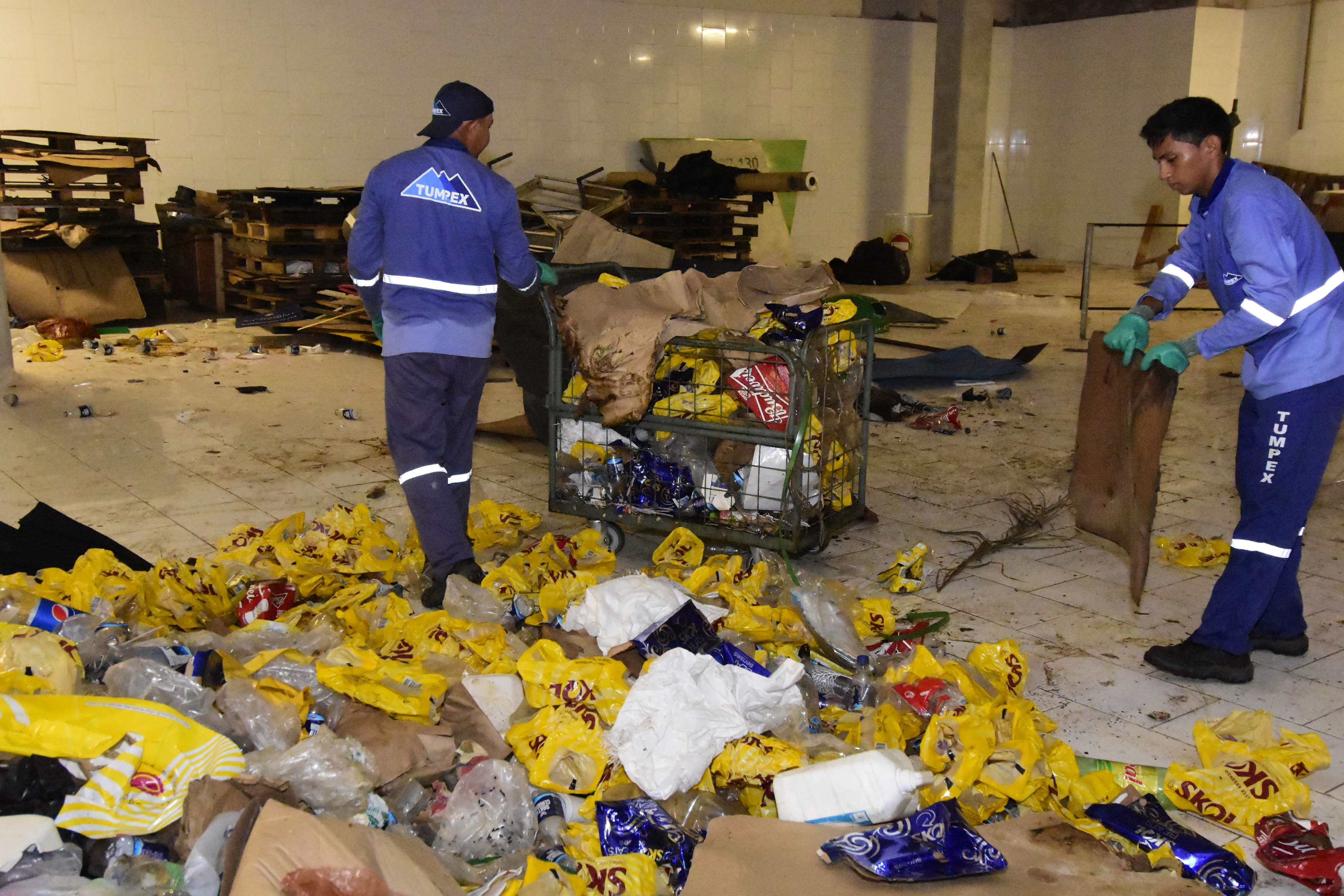 Parceria entre secretarias retira 24 toneladas de lixo da Arena da Amazônia