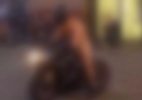 Jovem é detido pela polícia após pilotar moto nu por aposta