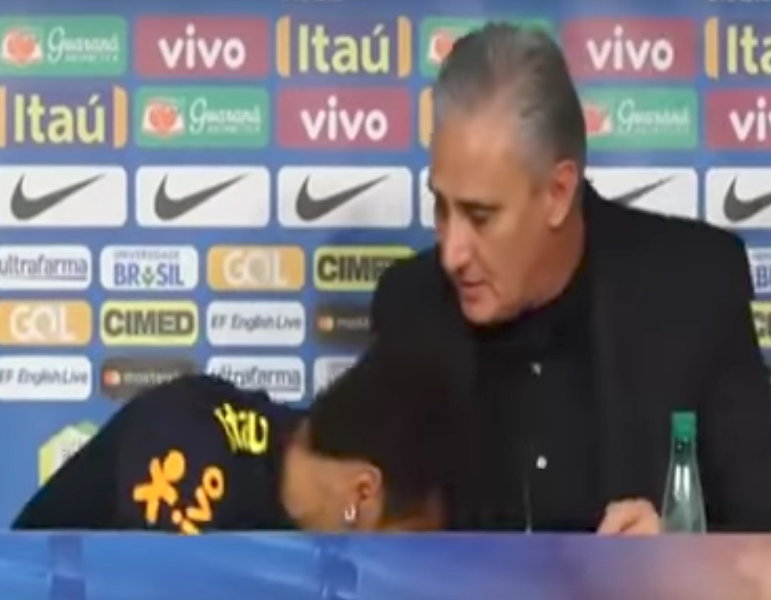   Neymar cai no choro no meio de entrevista e deixa coletiva ao vivo