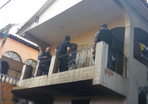 Mulher ouve gritos de socorro e encontra vizinho morto com tiro na boca em Manaus