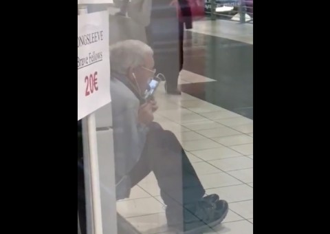 Casal de idosos é filmado trocando nudes em público e vídeo viraliza na web