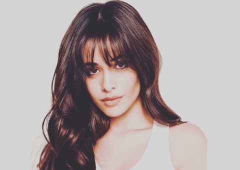 Camilla Cabello posa com Penélope Cruz e semelhança chama atenção