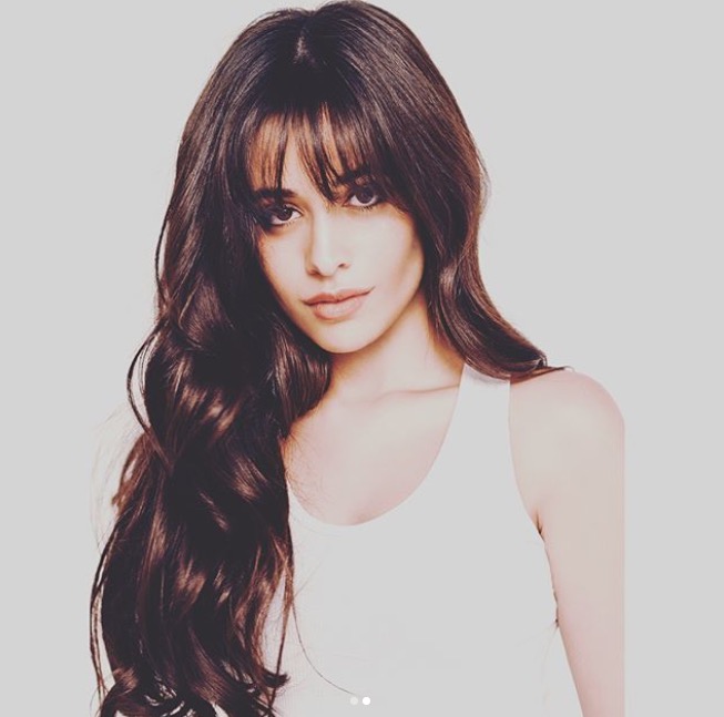 Camilla Cabello posa com Penélope Cruz e semelhança chama atenção