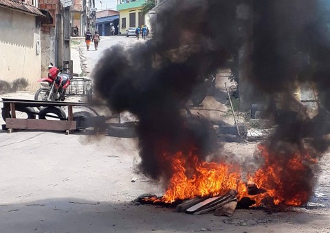 Manifestantes ameaçam fechar Av. Torquato Tapajós por falta de água em Manaus