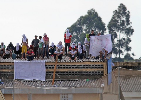 34 presídios estaduais e federais fazem motim e governos acreditam em ordem de facção