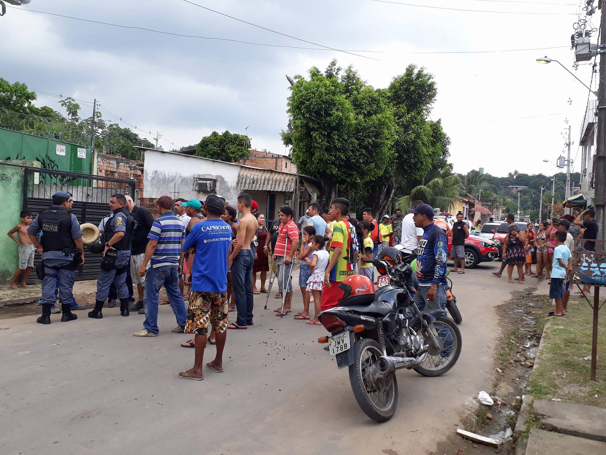 Manifestantes ameaçam fechar Av. Torquato Tapajós por falta de água em Manaus