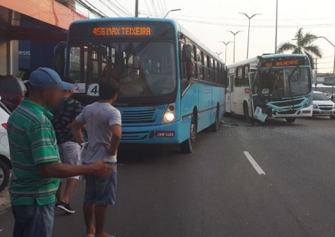 9 pessoas ficam feridas em colisão entre dois ônibus e carro em Manaus