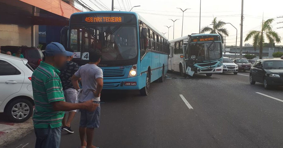 9 pessoas ficam feridas em colisão entre dois ônibus e carro em Manaus