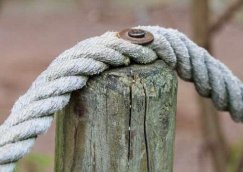 Após ficar sem energia, moradores se revoltam e espancam ladrão que roubava fios