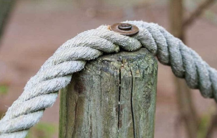 Após ficar sem energia, moradores se revoltam e espancam ladrão que roubava fios