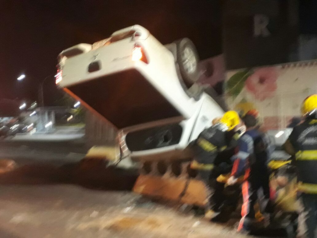Carro capota e deixa duas pessoas feridas em avenida de Manaus