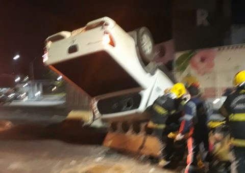 Carro capota e deixa duas pessoas feridas em avenida de Manaus
