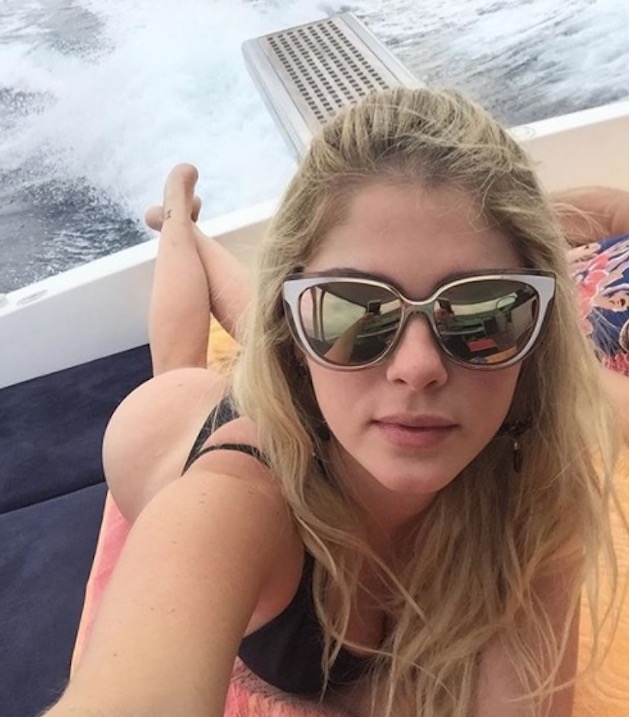 Bárbara Evans posa com 'bumbum nas nuvens' a bordo de lancha