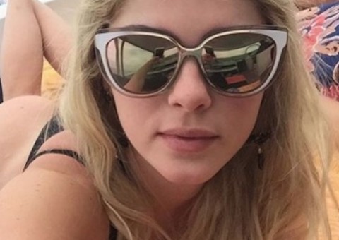 Bárbara Evans posa com 'bumbum nas nuvens' a bordo de lancha