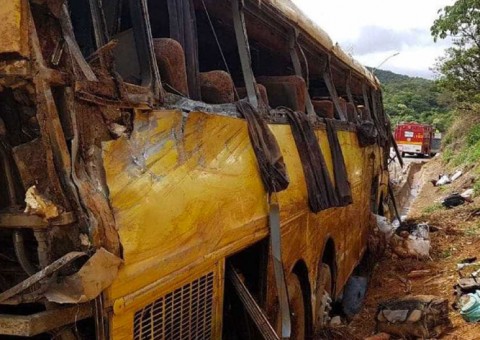 Bebê e mais 5 pessoas morrem após ônibus tombar em estrada