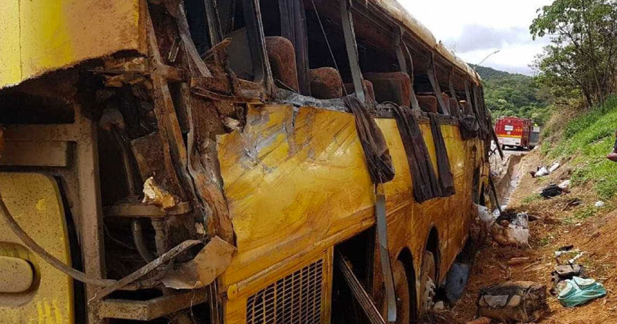 Bebê e mais 5 pessoas morrem após ônibus tombar em estrada