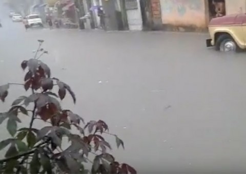 Temporal causa desabamentos e deixa ruas alagadas em bairros de Manaus