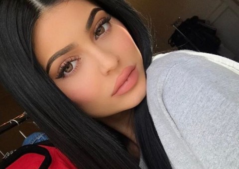 Escondendo gravidez, Kylie Jenner levanta suspeita de noivado