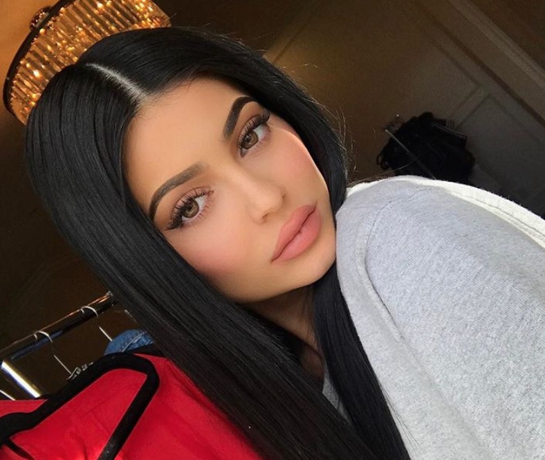Escondendo gravidez, Kylie Jenner levanta suspeita de noivado