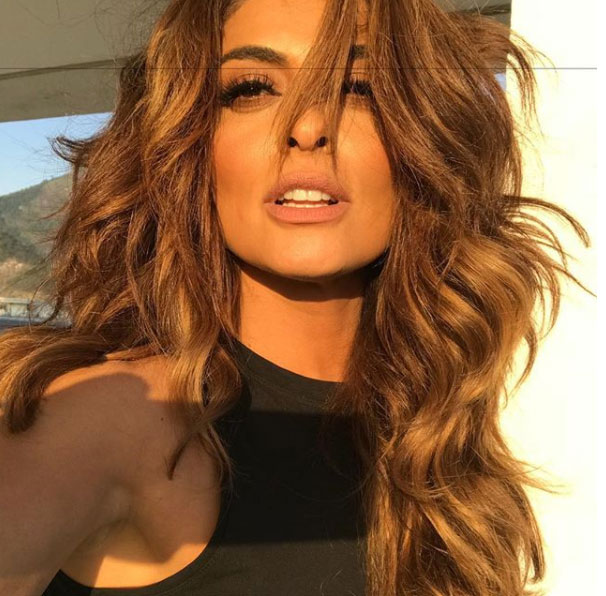  Juliana Paes surpreendente com fio dental enfiado em bumbum empinado