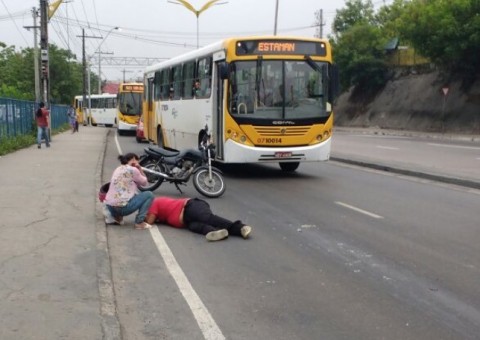 Casal fica ferido em acidente com motocicleta em avenida de Manaus