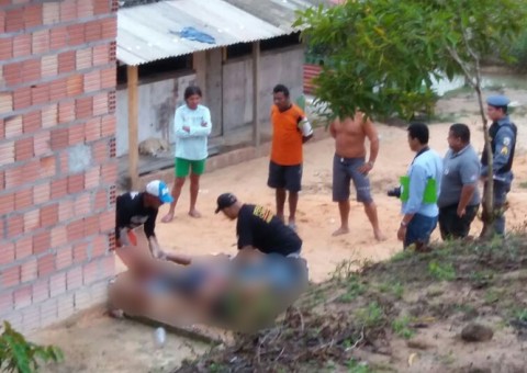 Família encontra homem morto no quintal de casa em Manaus
