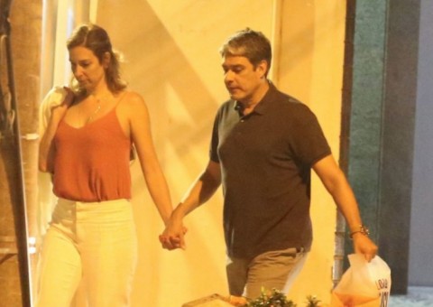 Após Fátima assumir namoro, William Bonner troca carinhos com namorada em público