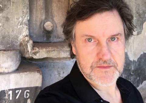 Antônio Calloni impressiona com semelhança com filho músico 