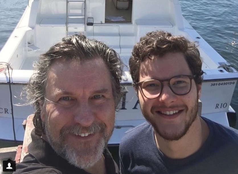 Antônio Calloni impressiona com semelhança com filho músico 