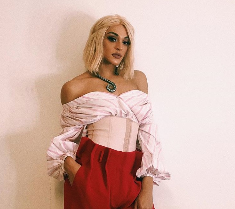Pabllo Vittar tira calcinha e mostra tudo em varanda de apartamento