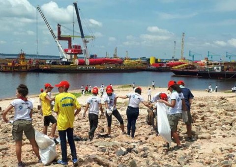 Ação com voluntários retira uma tonelada de lixo da Orla do Rio Negro