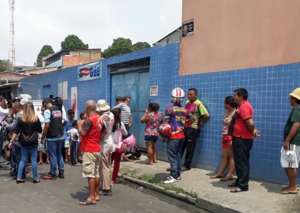 Assaltante invade distribuidora e é morto com cinco tiros por justiceiro em Manaus