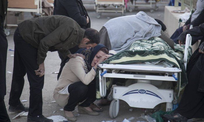 Pelo menos 413 morrem em terremoto na fronteira entre Irã e Iraque