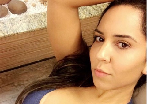 Nua, Mulher Melão mostra elasticidade e atiça internautas