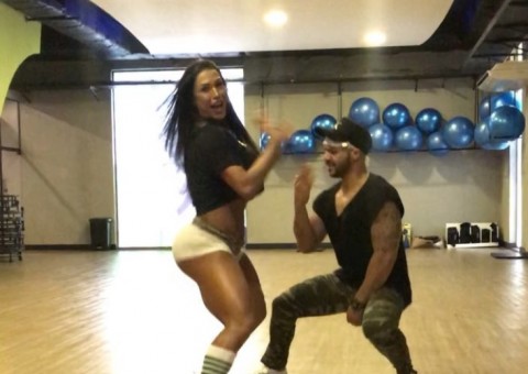 Gracyanne Barbosa faz ferver em aula de dança de microshort