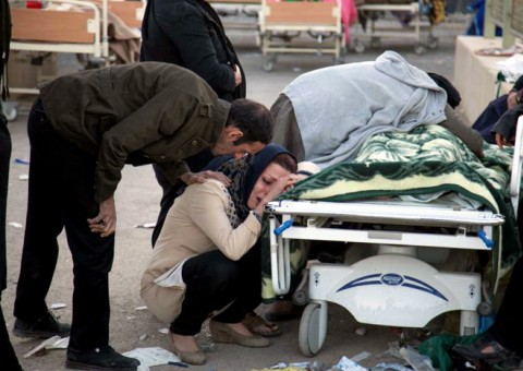 Vídeos mostram pânico do terremoto que matou 400 na fronteira Irã-Iraque