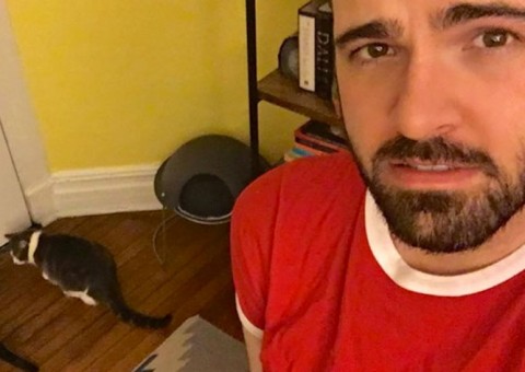 Homem garante que é assombrado por bebê fantasma e publica fotos sinistras na internet