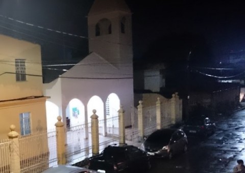 Após quebrar portas e janelas, dupla invade igreja e leva equipamentos em Manaus