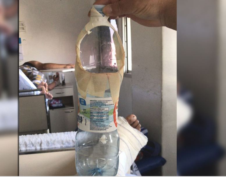 Hospital usa garrafa pet para coletar urina de paciente