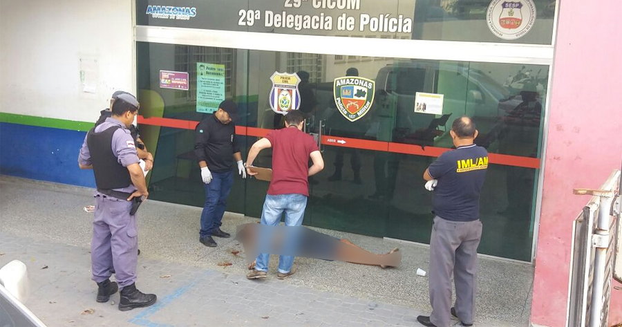 Briga entre amigos termina com homem estrangulado na porta de delegacia em Manaus