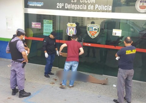 Briga entre amigos termina com homem estrangulado na porta de delegacia em Manaus