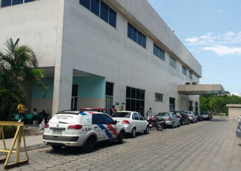 Homem tem barriga rasgada após discutir com colega em bar de Manaus